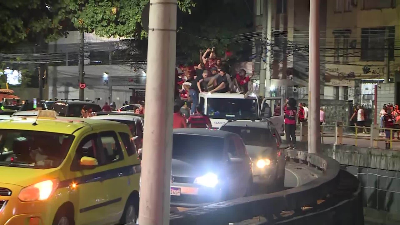 Torcedores do Flamengo sobem em caminhão e são dispersados pela polícia com tiros e bombas