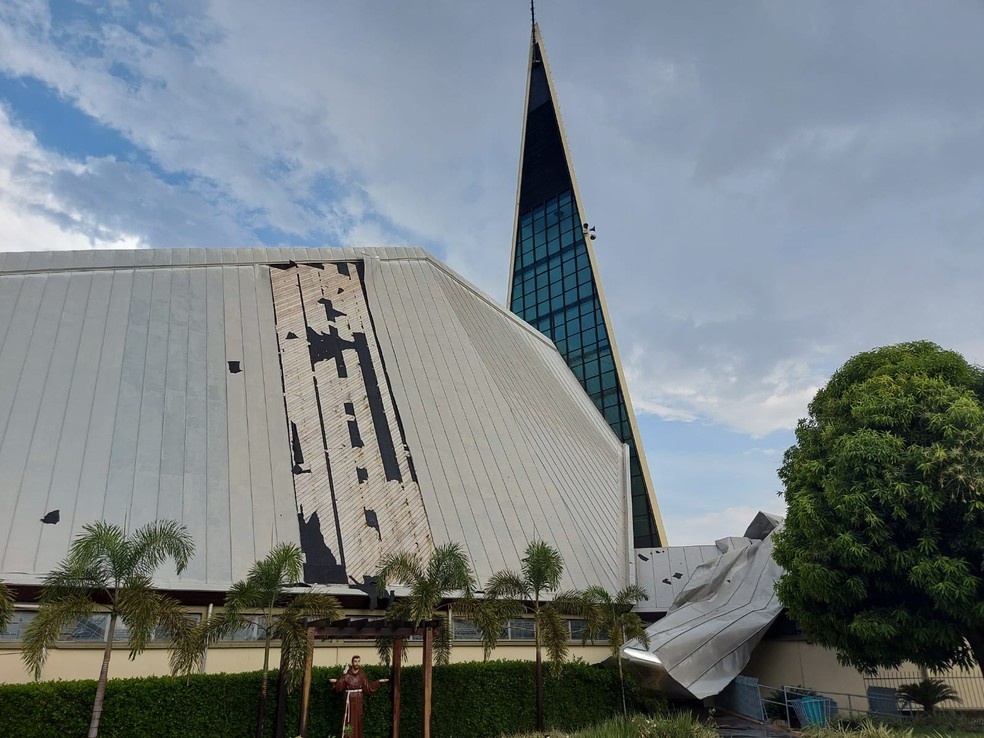 Danos provocados por forte chuva na Paróquia Nossa Senhora de Guadalupe, em Cuiabá — Foto: Ruberlei Siqueira/TVCA