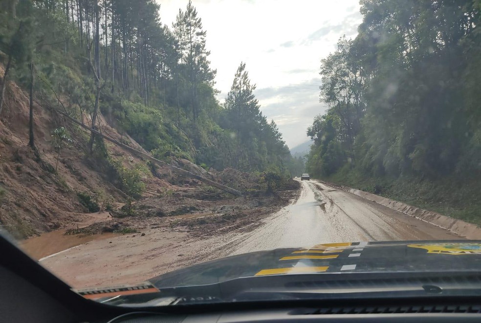 Rodovia foi afetada por causa das chuvas em SC — Foto: PRF/ Divulgação 