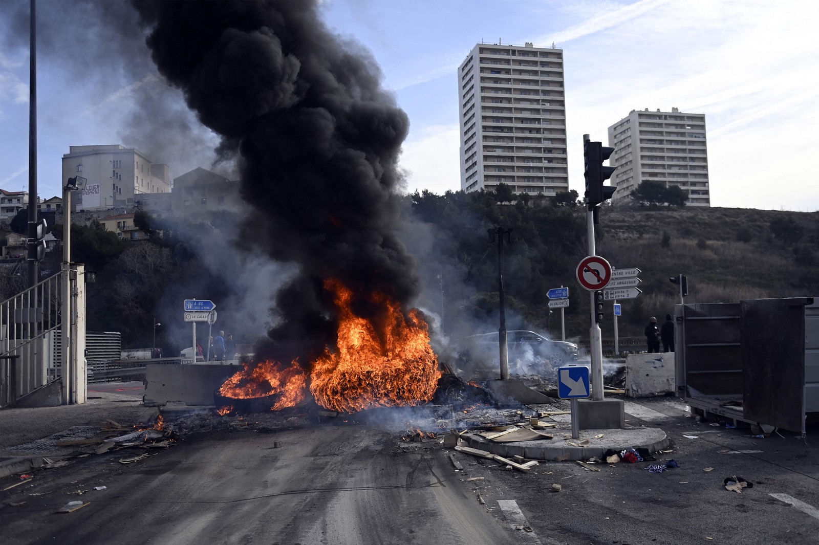 Manifestante colocam fogo em barricada durante protesto contra reforma da previdência na França, em Marselha — Foto: CLEMENT MAHOUDEAU/AFP