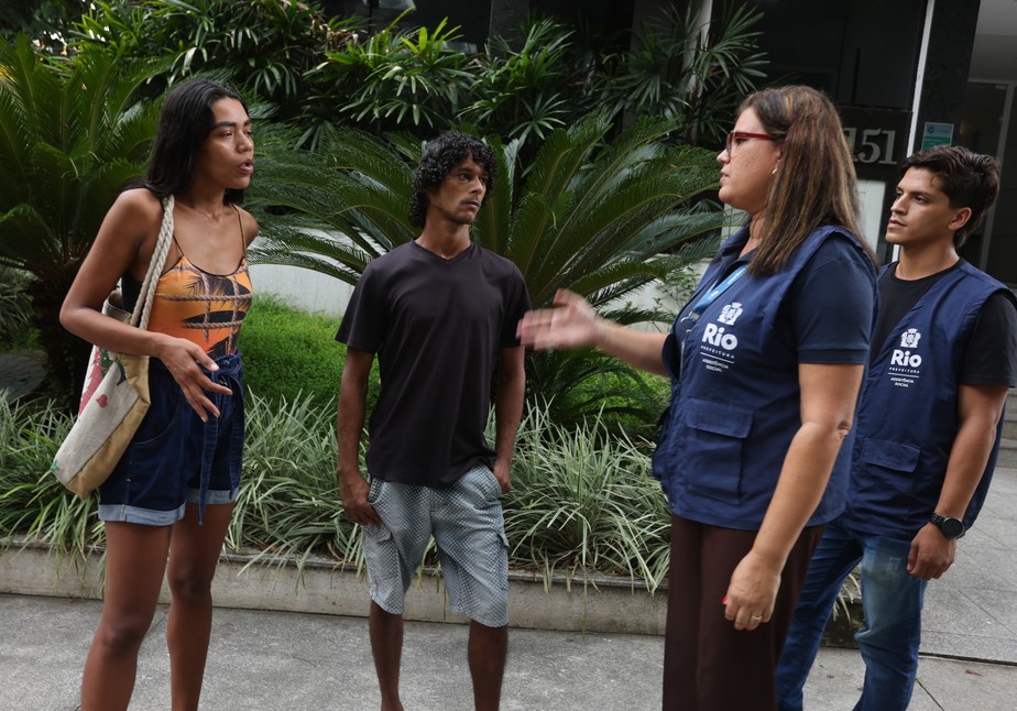 Camila de Souza conversa com agentes da secretaria municipal de Assistência Social