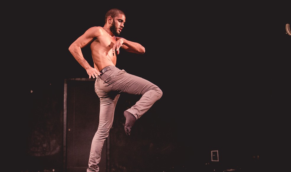 Alexandre Américo apresenta o espetáculo de dança “MyoClonus”. (Foto: Bruno Martins/Divulgação)