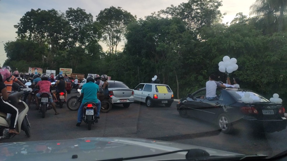 Manifestantes carregaram balões brancos em homenagem a menina morta após ser torturada — Foto: Divulgação 