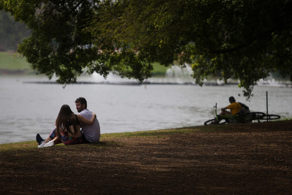 Casal se abraça em gramado do Parque Ibirapuera, na Zona Sul de São Paulo. — Foto: FELIPE RAU/ESTADÃO CONTEÚDO