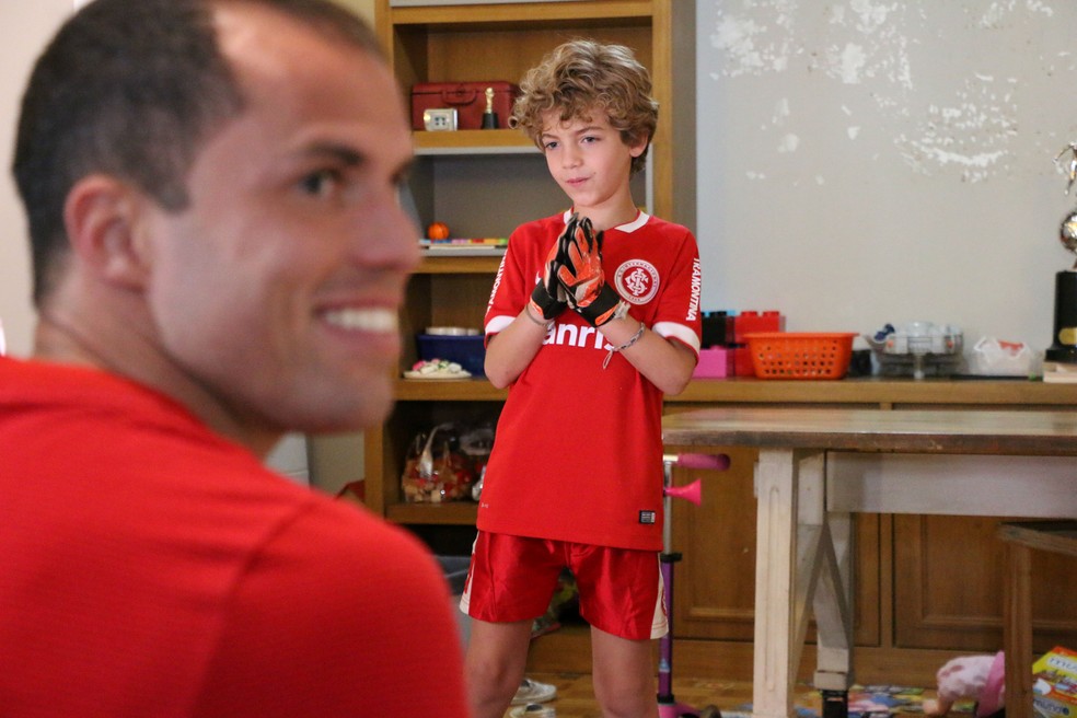 Lomba se diverte em brincadeiras com o filho, João — Foto: Eduardo Deconto