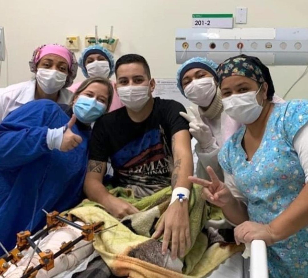 Jovem tem perna amputada após pegar bactéria em hospital no litoral de SP