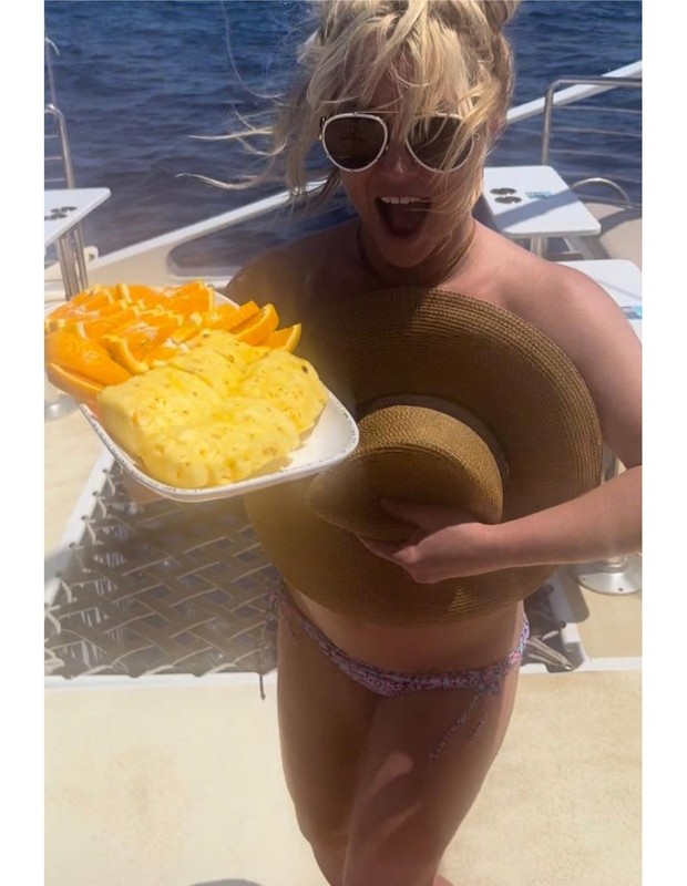 Britney Spears faz passeio de barco (Foto: Reprodução/Instagram)