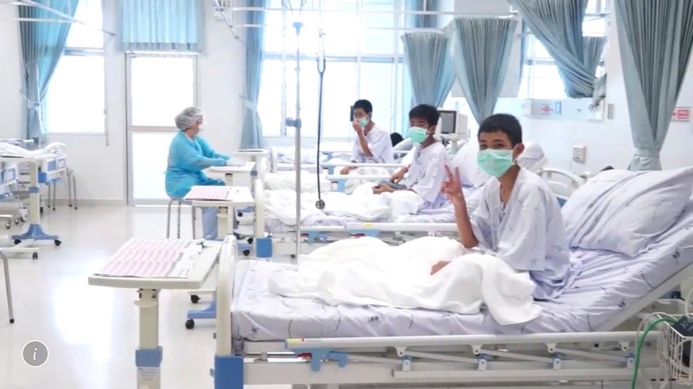 Meninos resgatados da caverna se recuperam no hospital de Chiang Rai, na TailÃ¢ndia, em imagem divulgada nesta quarta pelo governo local (Foto: Governo da TailÃ¢ndia via AP)