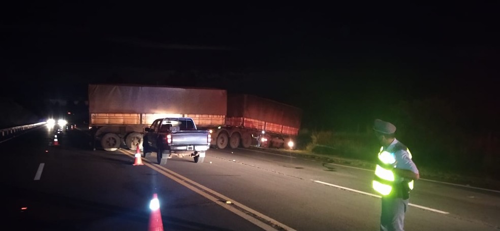 Acidente entre carreta e caminhonete ocorreu na noite deste domingo (30), na rodovia Rachid Rayes (SP-333) — Foto: THE BROTHERS /Divulgação