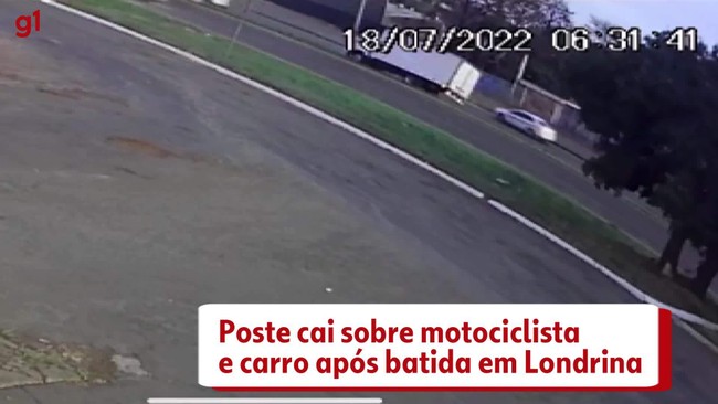 Poste cai sobre motociclista e carro após batida em Londrina