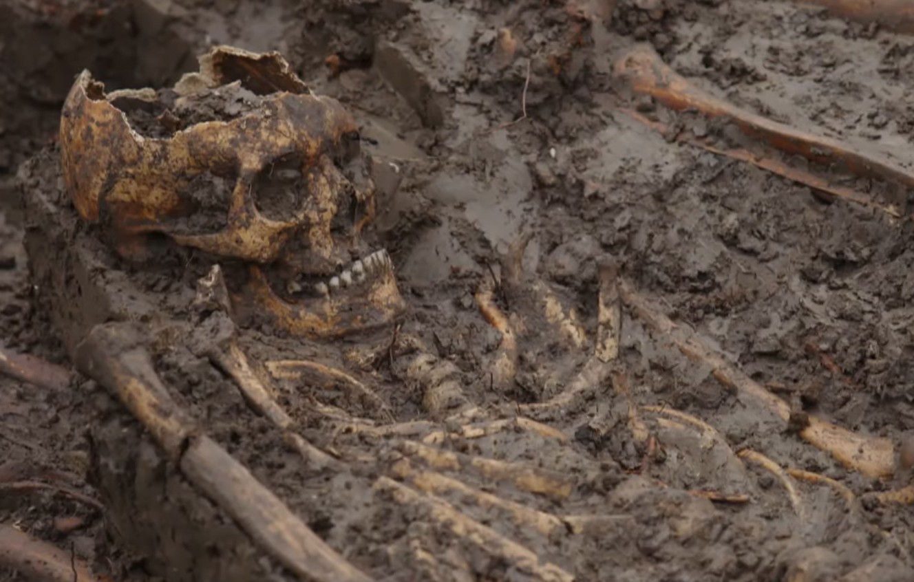 20 esqueletos foram encontrados na cidade de Vianen (Foto: Reprodução / NOS Jeugdjournaal)