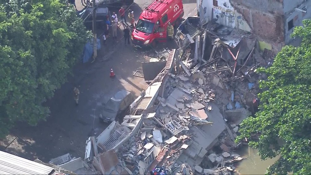 Casas desabaram no Jardim América, na Zona Norte do Rio, na manhã desta terça-feira (3) — Foto: Reprodução / TV Globo