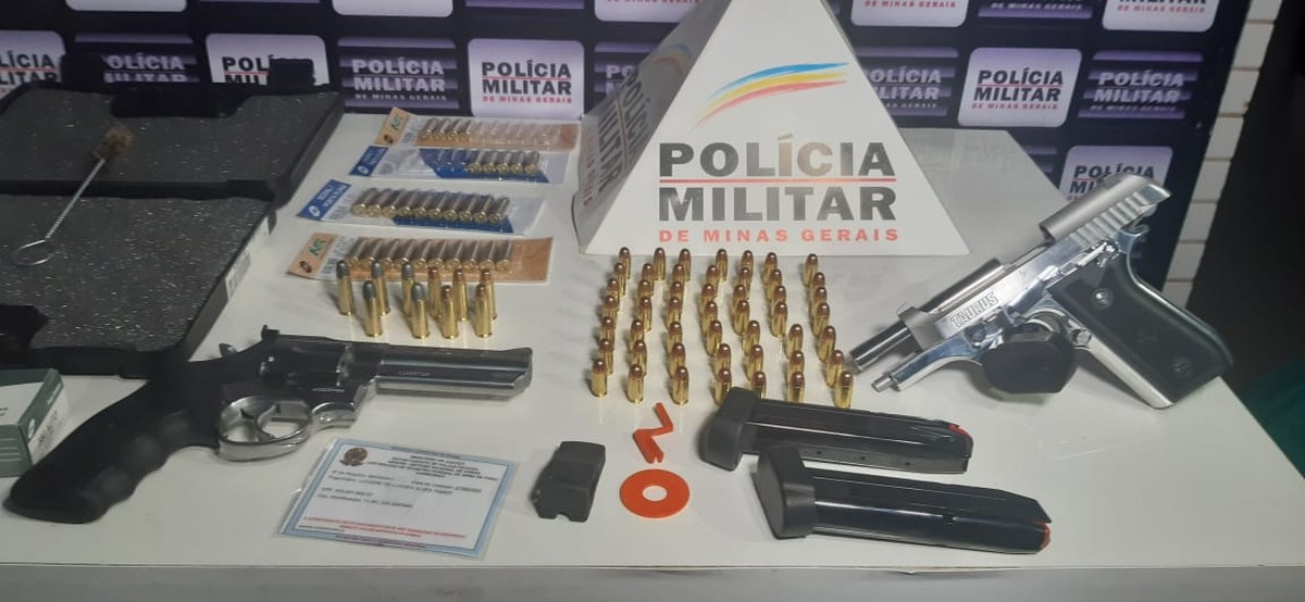 Homem e mulher são presos com armas e munições dentro de carro em Santa Bárbara do Leste - Vimarsana News
