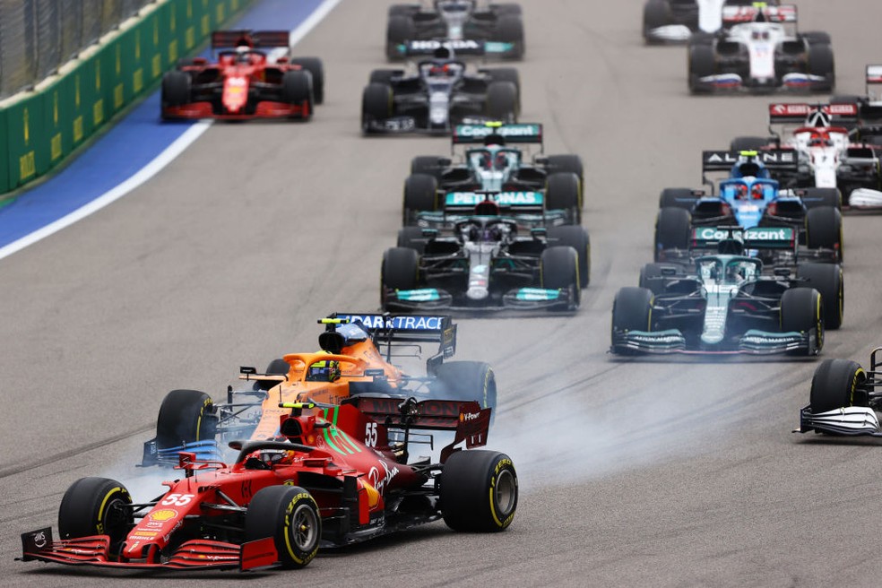 Carlos Sainz superou Lando Norris na largada do GP da R�ssia para assumir lideran�a � Foto: Bryn Lennon/Getty Images