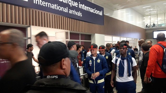 Sob protesto e em silêncio, Fla volta ao Rio após derrota: Diretoria paga em dia!