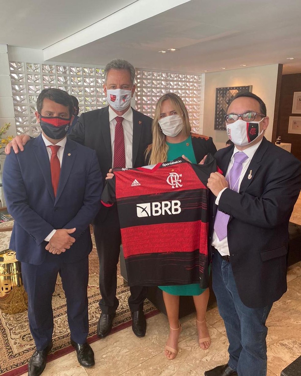 Aleksander Santos, o primeiro à direita, com o presidente do Flamengo ao centro, Rodolfo Landim e políticos — Foto: Reprodução/Instagram