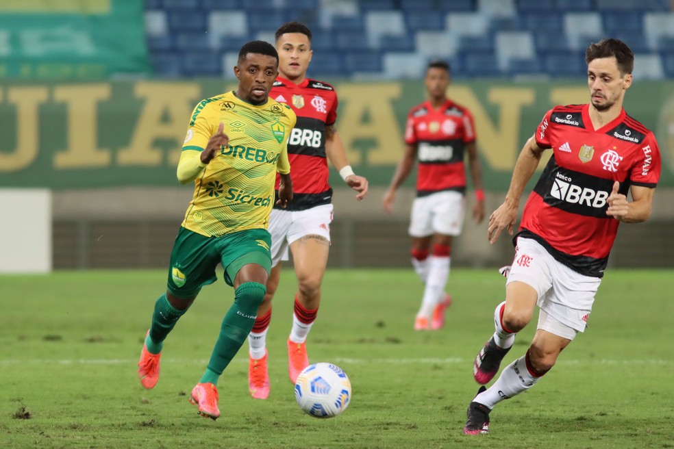 Rodrigo Caio marca atacante do Cuiabá — Foto: AssCom Dourado