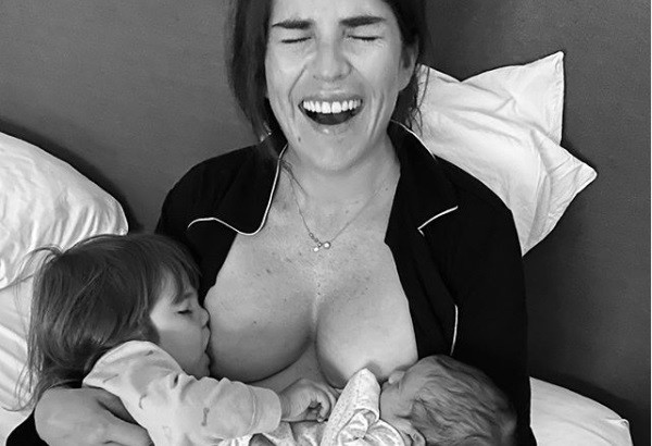 A atriz Karla Souza com seus filhos Gianna, 2 anos, e Luka, 3 semanas. (Foto: Instagram)
