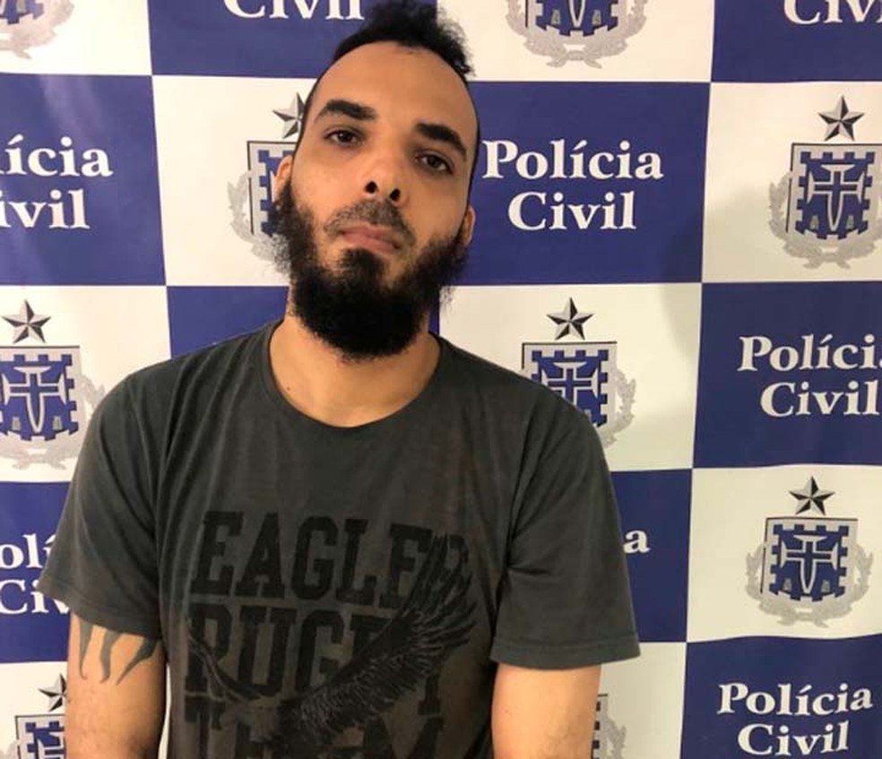 Homem de 33 anos foi preso apÃ³s ser flagrado se masturbando enquanto observava sete adolescentes em casa na Bahia (Foto: DivulgaÃ§Ã£o/PolÃ­cia Civil)