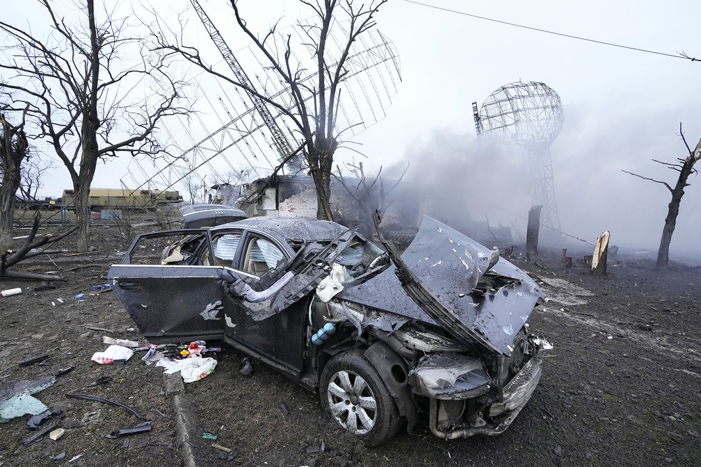 Radar e veículo danificados são vistos em uma instalação militar ucraniana nos arredores de Mariupol, Ucrânia, nesta quinta-feira (24) — Foto: Sergei Grits/AP