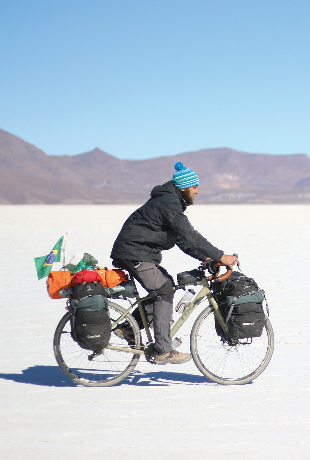 Paris pode esperar: Israel Coifman atravessa o Salar de Uyuni, na Bolívia – a aventura o levaria a cruzar outros 30 países de bike (Foto: Israel Coifman)