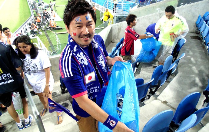 torcida japoneses recolhendo lixo após jogo (Foto: Chandy Teixeira)
