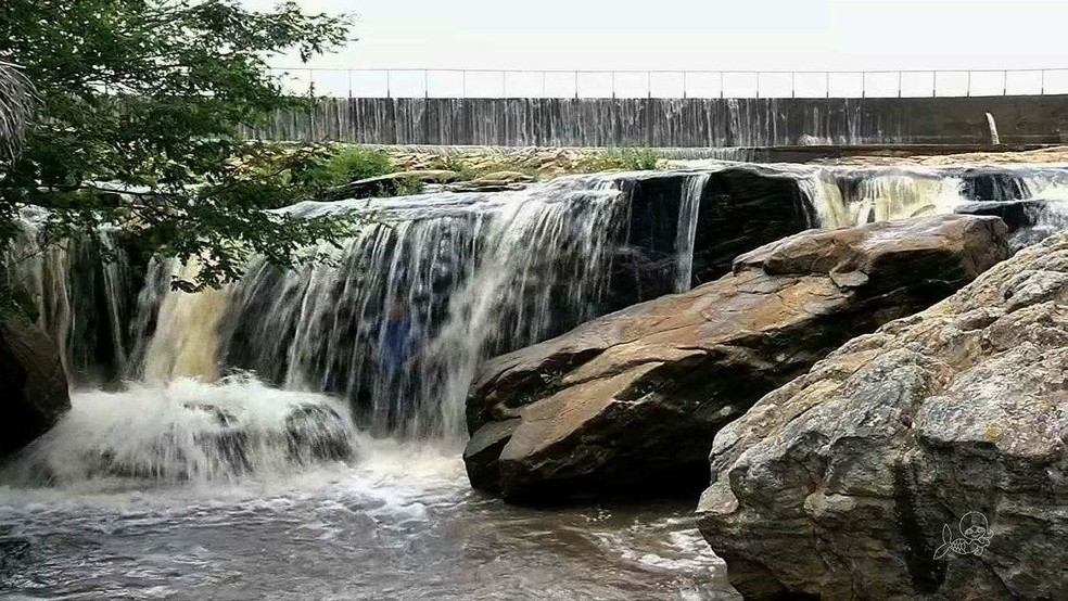 Cachoeira do Boi Morto recebe parte da Ã¡gua da barragem do aÃ§ude Granjeiro que sofre risco de romper.  â€” Foto: ReproduÃ§Ã£o/SVM