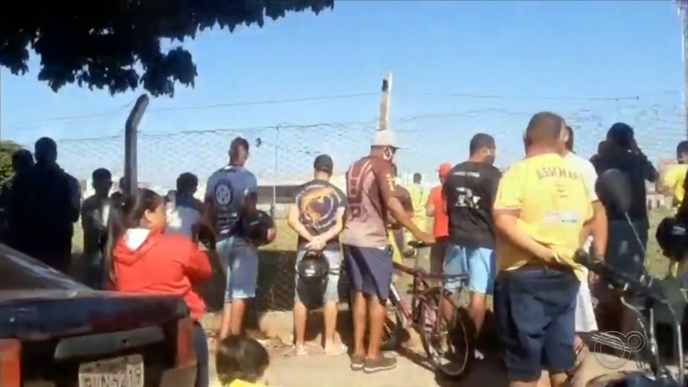Partida de futebol reuniu dezenas de moradores em meio &agrave; pandemia em Mar&iacute;lia &mdash; Foto: Reprodu&ccedil;&atilde;o/TV TEM