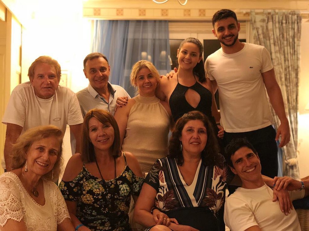 O ator da Globo ao lado de sua família (Foto: Reprodução/Instagram)