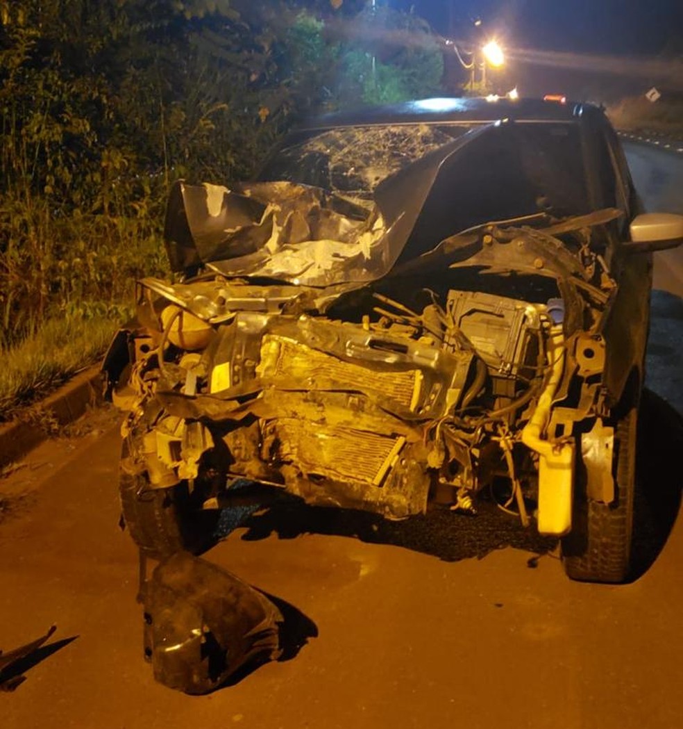 Com a batida, os veículos ficaram destruídos.  — Foto: Reprodução 