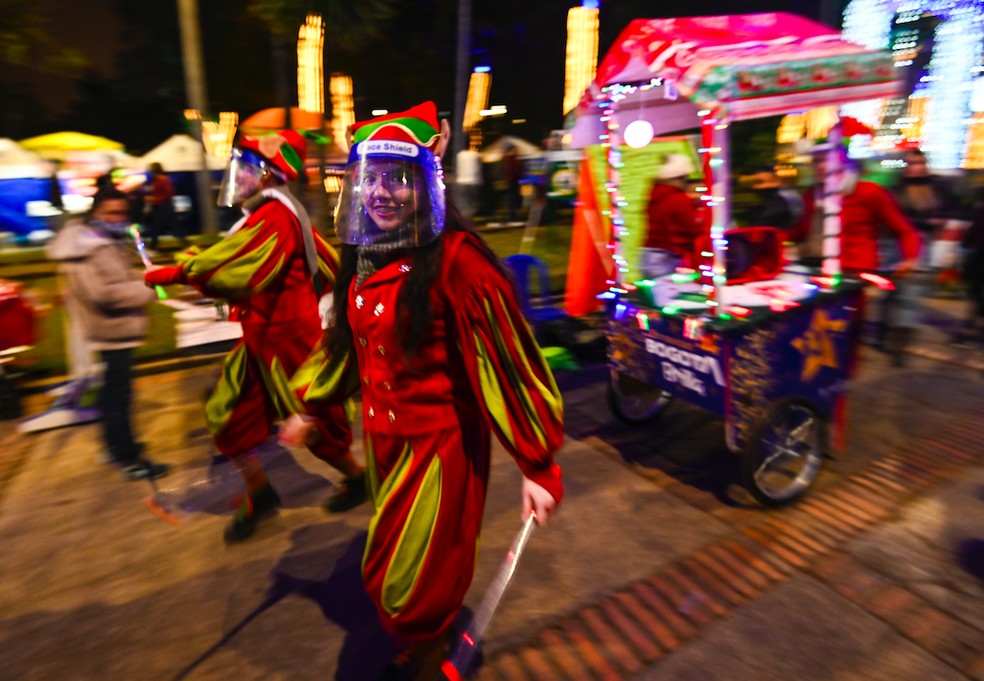 Pessoas se vestem como elfos em um desfile de Natal em Bogotá em 18 de dezembro de 2020 — Foto: Juan Barreto/AFP/Arquivo