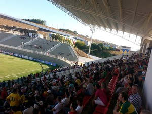 estádio nacional-mg soares de azevedo muriaé 2014 (Foto: Raphael Lemos)