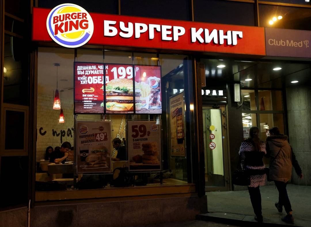 Mulheres caminham do lado de fora de um restaurante Burger King em Moscou, Rússia, 15 de setembro de 2015