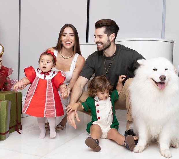 Romana Novais, Alok, seus filhos e Apollo, o cachorro (Foto: Reprodução / Instagram)