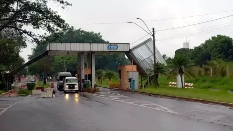 Chuva em Araraquara provoca queda de parte da cobertura do ‘pedágio da coxinha’
