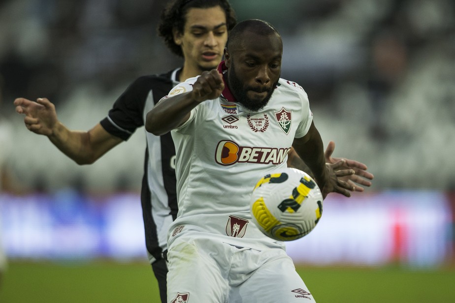 Manoel disputa bola com Matheus Nascimento em jogo entre Botafogo e Fluminense, pelo Brasileiro