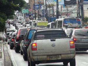 Av. Fernandes Lima também registrou congestionamento atípico para o fim de semana (Foto: Lucas Leite/G1)
