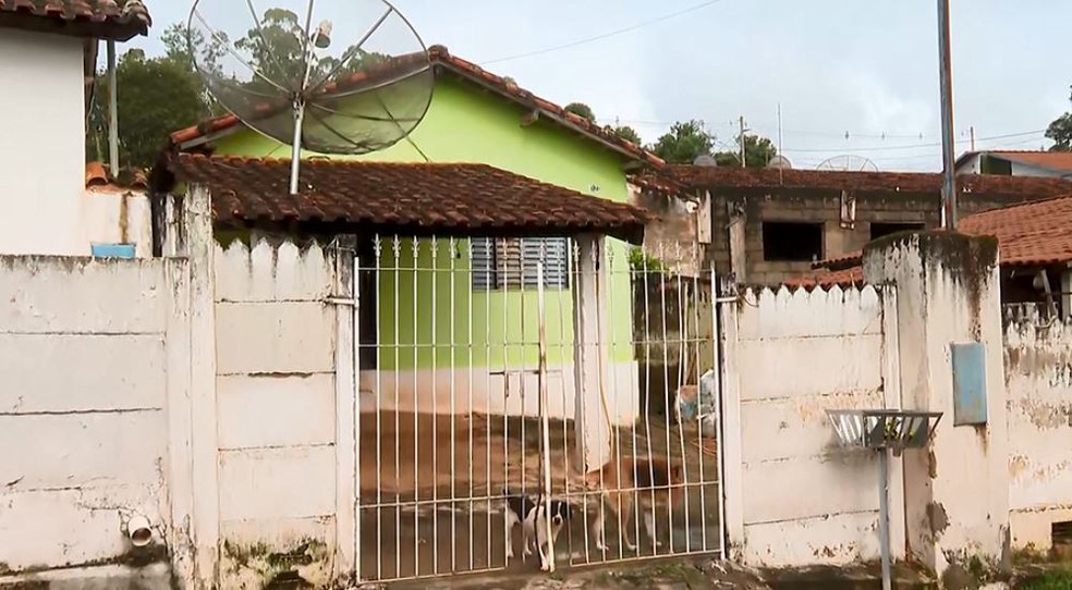 Casa no bairro S&atilde;o Jos&eacute;, em Caconde, onde m&atilde;e, filha e neta foram assassinadas  &mdash; Foto: Marlon Tavoni/EPTV