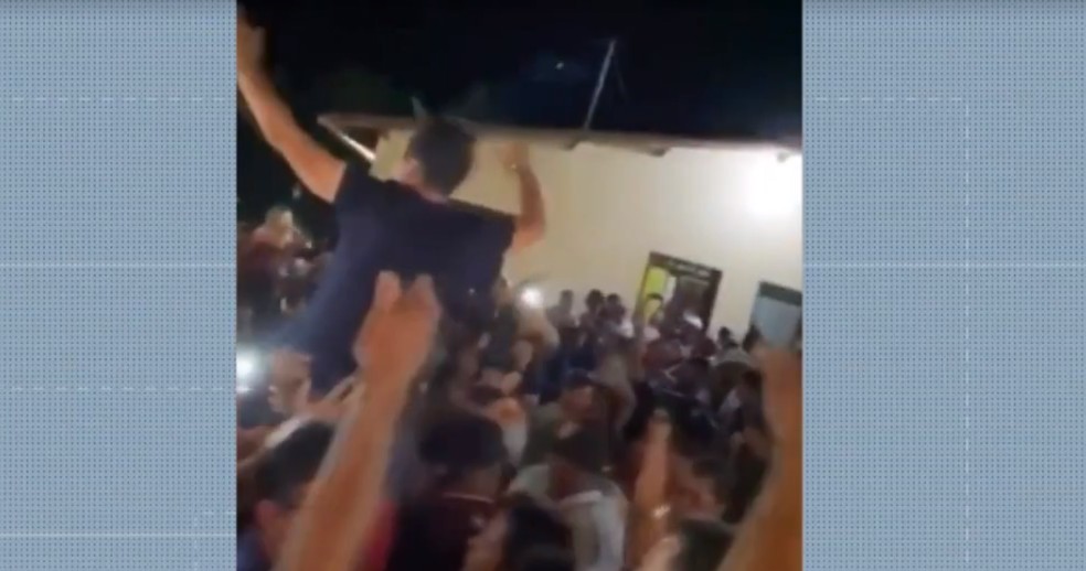 Em Ituaçu, um pré-candidato chegou a ser carregado por várias pessoas sem máscaras. — Foto: Reprodução/TV Bahia