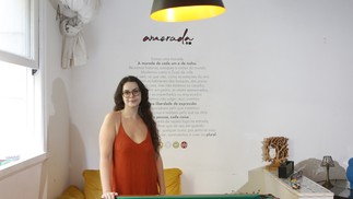 Alta nos preços do aluguel - Geovana Vieira divide o apartamento com Sued Santos e mais três pessoas.  — Foto: Fabio Rossi / Agência O Globo