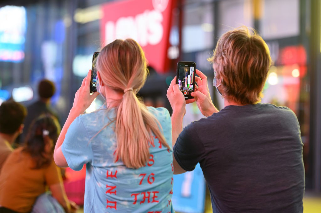 NEW YORK, NEW YORK - JULY 01:  People use their phones to capture fireworks as they burst at the One Times Square building in Times Square as part of the 44th annual Macy's 4th of July Fireworks Spectacular show on July 01, 2020 in New York City. Macy's w (Foto: Getty Images)