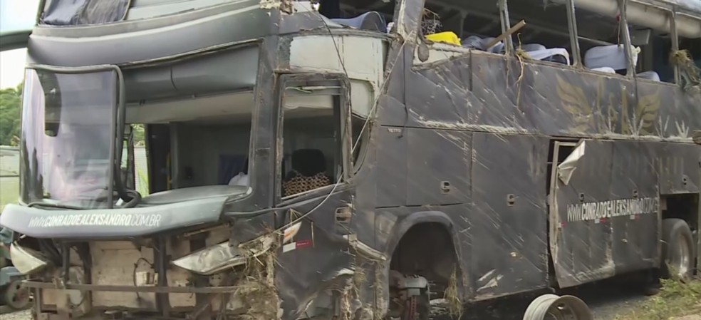 Ônibus da dupla sertaneja Conrado e Aleksandro ficou destruído após grave acidente em rodovia no interior de SP — Foto: Rinaldo Rori/g1 