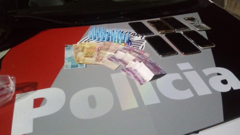 PM apreendeu drogas, celulares e dinheiro no carro do casal em Rio Claro (Foto: Divulgação/Polícia Militar)