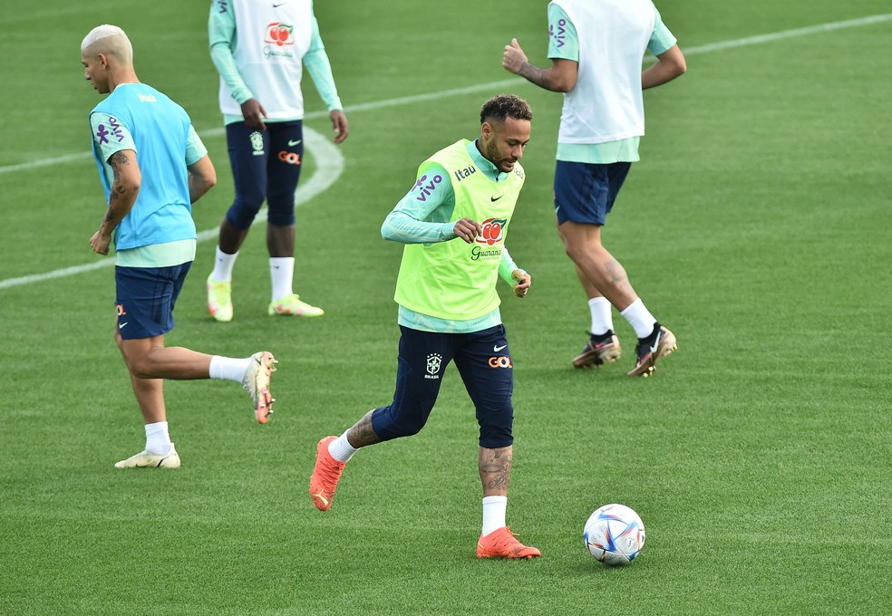 Neymar participa de treino da seleção brasileira em Turim — Foto: REUTERS/Massimo Pinca