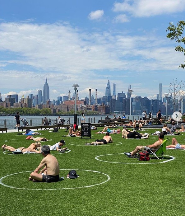 Nova Yorkinos tomando sol no verão que se incia, em curiosas maneiras de tentar compartilhar o espaço público (Foto: Instagram @megrunsalot/Reprodução)