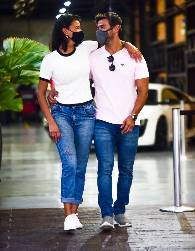 Jakelyne Oliveira e Mariano são fotografados juntos na saída de restaurante (Foto: Leo Franco/AgNews)