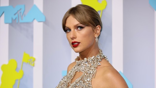 VMA 2022: Taylor Swift chega ao prêmio com vestido grifado de cristais