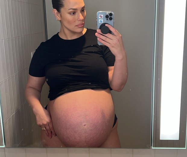 Ashley Graham na reta final da gravidez de gêmeos (Foto: Reprodução/Instagram)