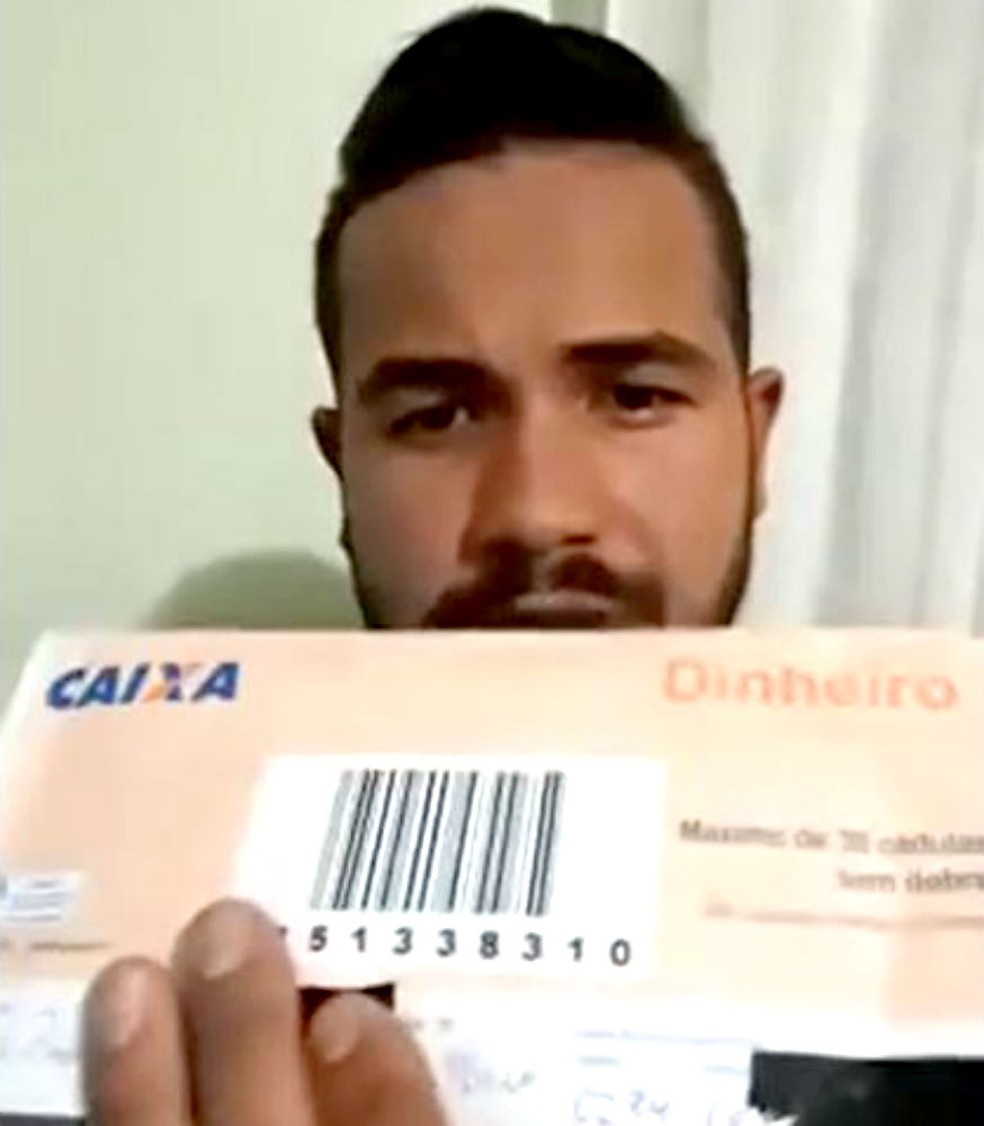 O empresário gravou um vídeo mostrando o envelope com o dinheiro "achado" no caixa automático do banco (Foto: Reprodução/Facebook)