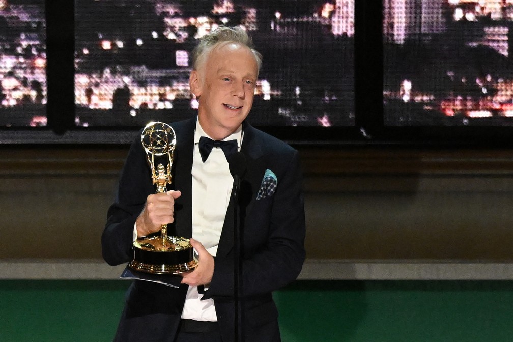 Mike White leva dois prêmios Emmy nas categorias direção e roteiro em série limitada, antologia ou filme para TV — Foto: Patrick T. Fallon/AFP